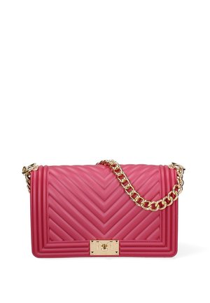 Sac à main en cuir matelassé rose avec une bandoulière en chaîne dorée et un fermoir rectangulaire. Il présente un motif en chevrons et un design structuré.