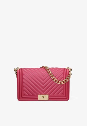 Borsa a tracolla in pelle trapuntata rosa con una catena dorata e una chiusura rettangolare. Presenta un motivo a chevron e un design strutturato.