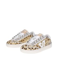 Sneaker con stampa leopardata, borchie argentate, lacci bianchi e suola in gomma bianca. Presenta un tessuto testurizzato e un accento del logo sul lato.
