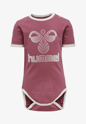 Kortärmad, lila body med vita detaljer, utrustad med en stor grafisk design och tryckknappar i botten för enkel påklädning.