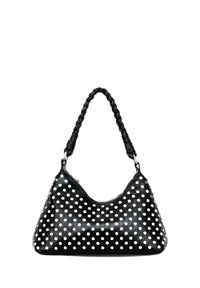 Bolso de mano de piel negra con lunares blancos. Asa trenzada con forma redondeada y textura suave. Cierre con cremallera para un acceso seguro.