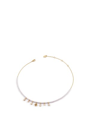 Delicate gouden ketting met kleine paarse kralen en zeven hangende bedels, inclusief heldere edelstenen en een gouden medaillon.