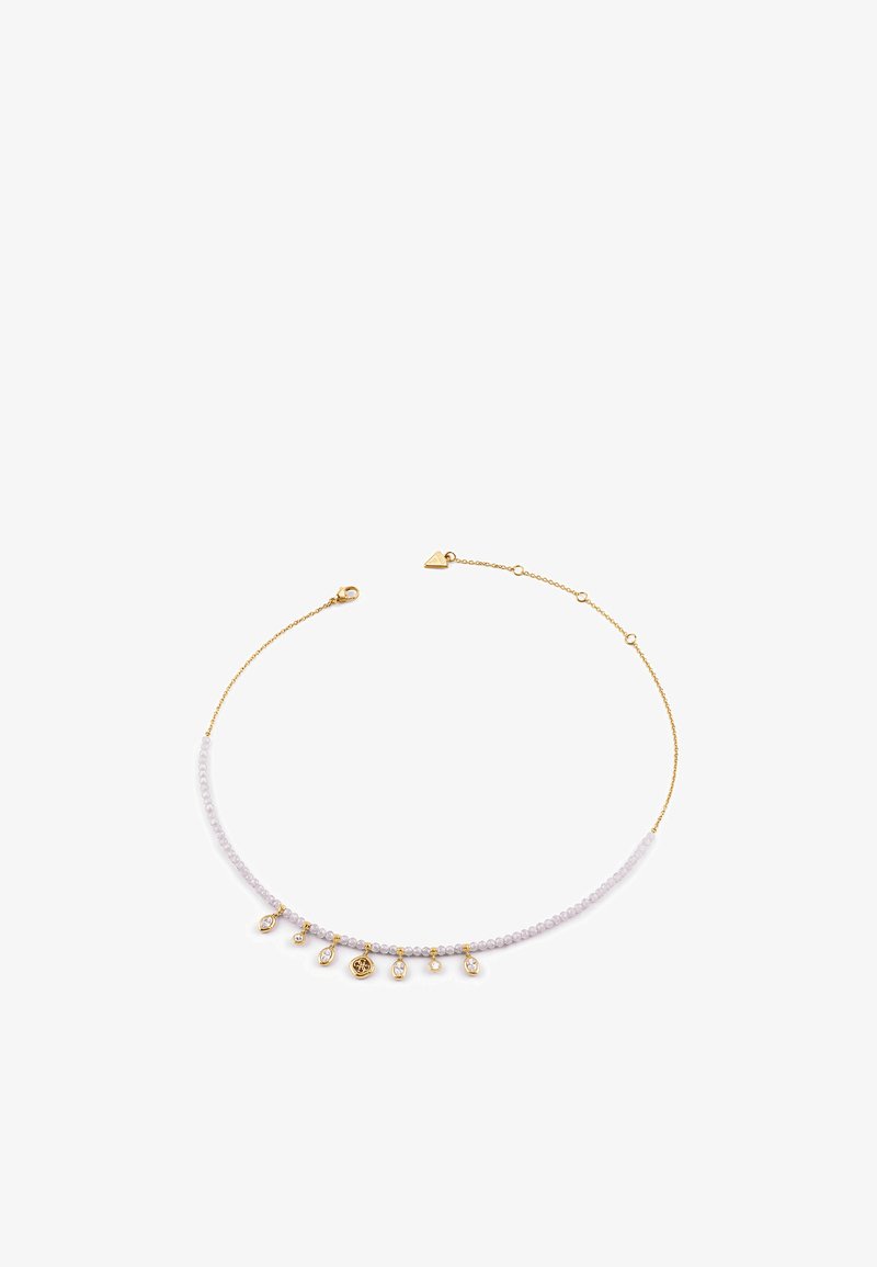 Collier délicat en chaîne d'or avec de petites perles lilas et sept breloques suspendues, comprenant des pierres précieuses transparentes et un médaillon en or.