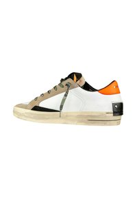 Sneaker con tomaia in pelle bianca con accenti in suede grigi, lacci con motivo camouflage e un dettaglio sul tallone in nero e arancione. Suola in gomma.