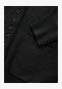 Unselected, black