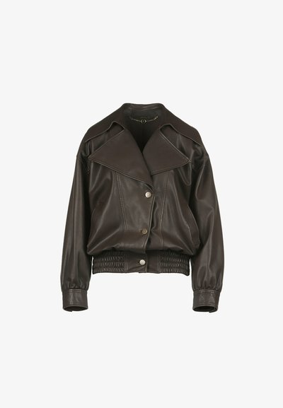 Tamsiai rudas dirbtinės odos švarkas su plačiomis atvartais, spaustukų užsegimu, elastinga juosmens juosta ir ilgomis rankovėmis su užlenkimais.