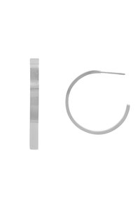 Boucles d'oreilles en argent avec une finition lisse et polie. Une boucle est de forme rectangulaire plate, tandis que l'autre est un anneau rond et ouvert.