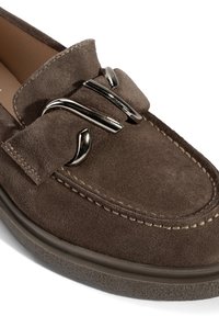 Braune Wildleder-Loafer mit einer abgerundeten Spitze, ausgestattet mit einer dekorativen Metall-Schnalle und kontrastierenden Nähten. Gummisohle bietet Traktion.