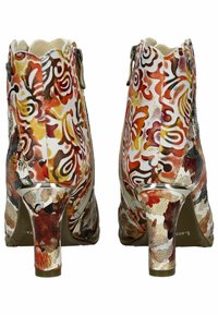 Botas de tobillo multicolores con patrones florales, tejido texturizado, abertura acorneada y acentos metálicos en el tacón decorativo.