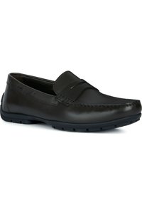 Czarne skórzane mokasyny o gładkim wykończeniu, niskoprofilowym designie, przeszyciach oraz gumowej podeszwie zapewniającej przyczepność. Klasyczny styl slip-on.