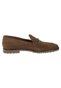Des mocassins en daim marron avec un bout arrondi, présentant un accent métallique décoratif et une semelle en caoutchouc durable avec des motifs de traction.