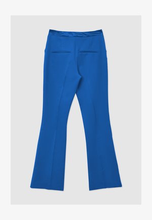 Pantaloni a zampa d'elefante blu con una texture liscia, dotati di una vita in satin e due tasche posteriori. Il design è sartoriale con un aspetto pulito e lineare.