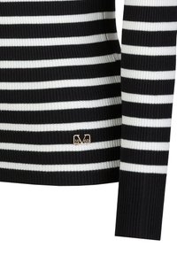 Schwarz-weiß gestreifter Pullover mit geribbtem Material, der ein goldenes Logo-Detail auf der unteren linken Seite und lange Ärmel hat.