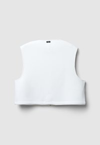 Top senza maniche bianco con design a V, texture liscia e orlo curvo. Il retro presenta un'etichetta centrale e dettagli di cucitura minimi.