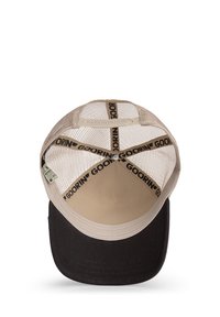 Casquette en maille beige avec une visière noire, ornée de bretelles de marque à l'intérieur et d'un intérieur au toucher lisse, conçue pour un ajustement réglable.