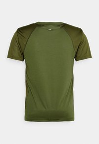 Camiseta atlética de color verde oliva con mangas cortas, que presenta paneles de malla en los hombros y los lados, textura suave y detalles de costura sutiles.