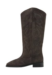 Botas de vaquero de ante marrón con punta afilada y altura hasta la mitad de la pantorrilla, que presentan patrones de costura decorativos a lo largo del eje y un tacón bajo.
