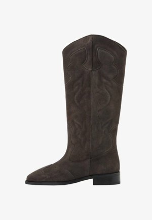 Botă de cowboy din suede maro cu vârf ascuțit și înălțime medie până la gambă, având modele decorative de cusături pe tijă și un toc mic.