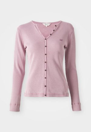 Roze geribbelde lange mouwen cardigan met een V-hals, voorzien van bruine knopen aan de voorkant en een klein logo op de linkerborst.