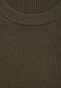 Tessuto a maglia a coste di colore verde oliva con una superficie strutturata. Presenta un collo rotondo e una morbida elasticità.