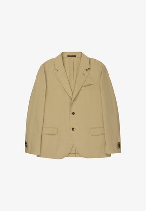 Blazer beige de un solo botón con solapas de muesca, dos bolsillos frontales con solapas, un bolsillo en el pecho y dos botones oscuros.