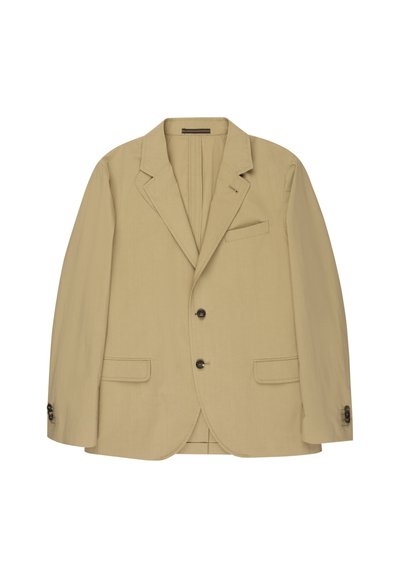 Beige enkelschalig colbert met inkeping revers, twee voorzakken met kleppen, een borstzak en twee donkere knopen.