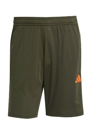 Shorts de sport vert olive avec une taille élastique, présentant un logo Adidas orange sur le bas à droite. Tissu lisse et léger.