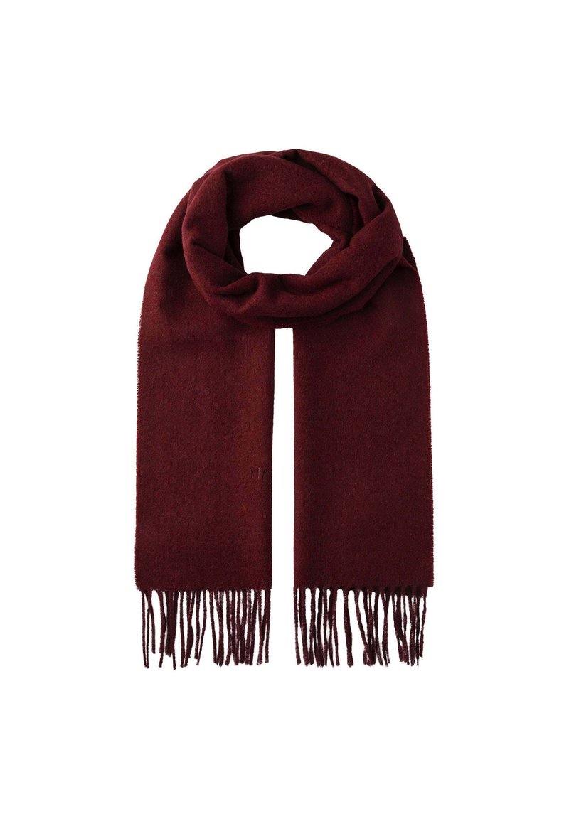Bufanda de lana de color rojo oscuro con extremos desflecados, anudada de forma suelta sobre un fondo blanco.