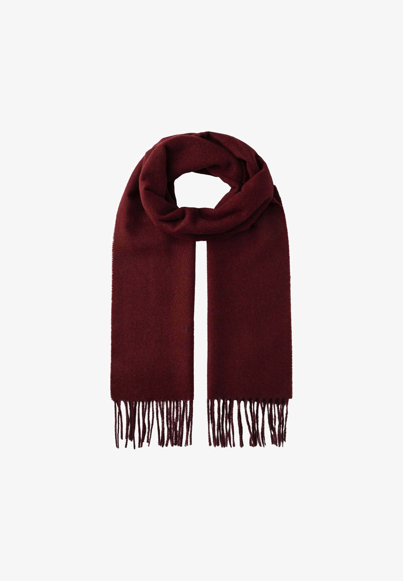 Écharpe en laine rouge foncé avec des extrémités à franges, nouée lâchement contre un fond blanc.