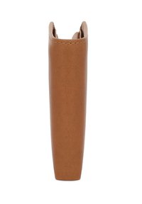 Astuccio per matite in pelle marrone chiaro con un design elegante e allungato, caratterizzato da cuciture a vista e un'apertura superiore per un facile accesso. Texture liscia.