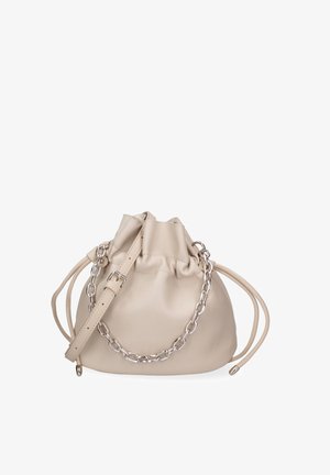 Sac seau en cuir beige avec fermeture à cordon, accent en chaîne argentée et une sangle assortie fine. Texture lisse, forme arrondie.