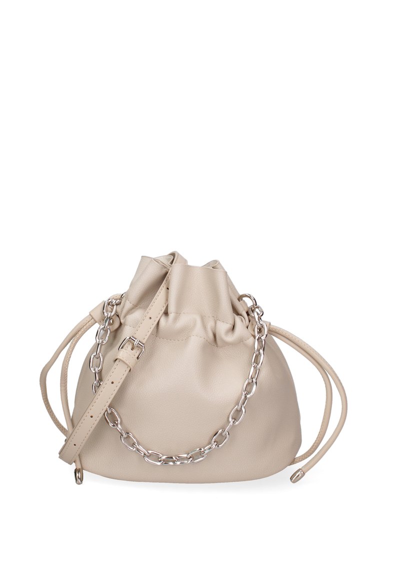 Borsa a secchiello in pelle beige con chiusura a coulisse, un accento in catena argentata e una tracolla sottile abbinata. Texture liscia, forma arrotondata.