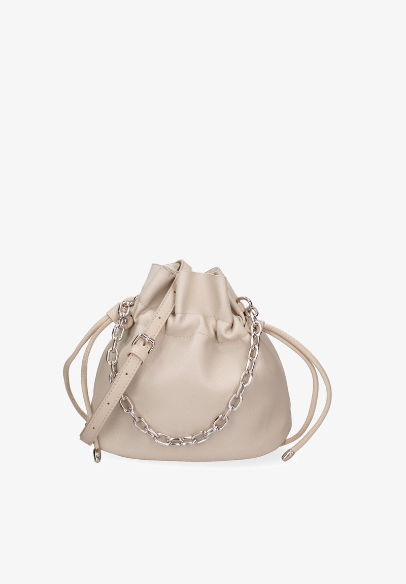 Beige Leder-Eimer-Bag mit Kordelzugverschluss, einem silbernen Kettenakzent und einem schlanken passenden Tragegurt. Glatte Textur, abgerundete Form.