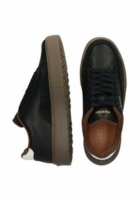 Sneaker in pelle e suede nere con accenti marroni, punta rotonda, suola in gomma spessa e lacci testurizzati, dotati di un logo sulla linguetta.