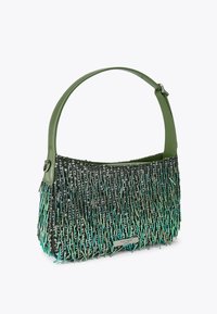 Borsa verde con un design testurizzato caratterizzato da elementi verticali lucidi in nero e teal, completata da una tracolla liscia.