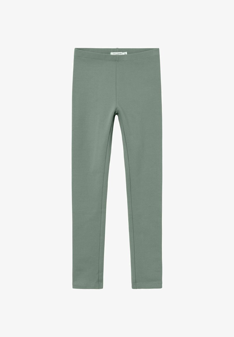 Žalios legging'ės, pagamintos iš minkštos, tamprių medžiagų; turi paprastą dizainą su elastingu juosmuo ir be matomų raštų ar priedų.