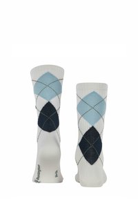Calcetines blancos con un patrón de argyle en diamantes de azul claro, azul oscuro y negro, con una textura suave y puño acanalado.