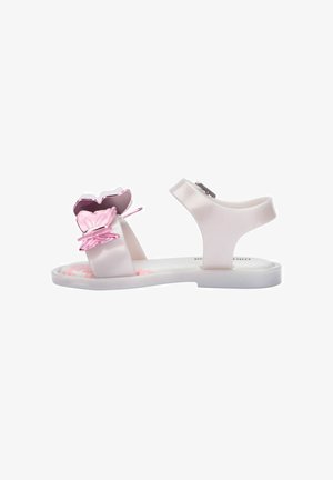 Sandales blanches pour enfants en matériau synthétique lisse, avec un accent papillon rose sur la bride et une semelle texturée.