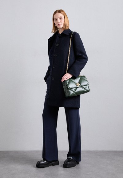 Tory Burch KIRA DIAMOND CONVERTIBLE SHOULDER BAG - Torba čez telo - fir tree