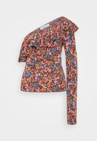 Top de um ombro feito de tecido com padrão floral em marrom escuro, com acabamentos em babados. Apresenta manga longa e flores vibrantes de várias cores.