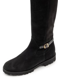 Knielanger schwarzer Wildlederstiefel mit glatter Textur, versehen mit einer goldfarbenen Schnalle und einer robusten Gummisohle für besseren Halt.