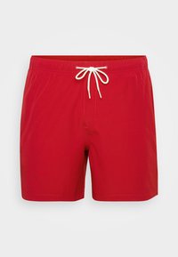 Shorts de bain rouges avec un cordon de serrage à la taille et deux coutures latérales. Fabriqués en matériau léger, avec une texture lisse et une couleur unie.