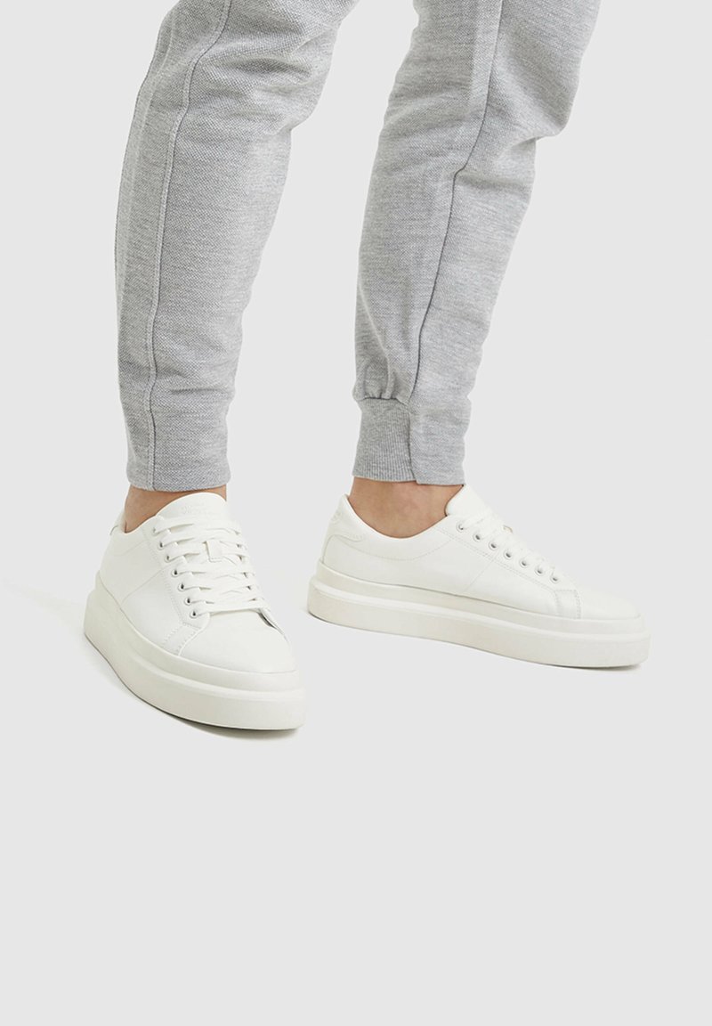 PULL&BEAR CASUAL CHUNKY Sneaker low white/weiß Zalando.at