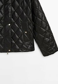 Czarna pikowana kurtka z przeszyciami w kształcie diamentu, kieszenią na zatrzask oraz zamkiem błyskawicznym, widoczna od pasa do rękawa.