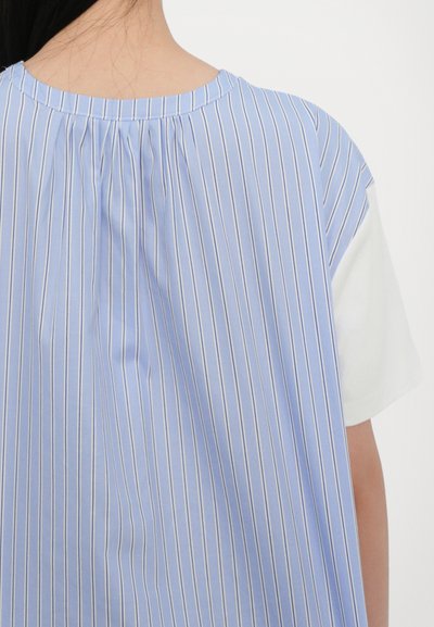 Lichtblauw gestreepte blouse met een geplooide halslijn, voorzien van korte witte mouwen en een ontspannen pasvorm. De strepen zijn verticaal en dun.