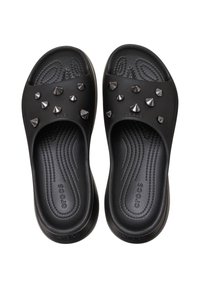 Sandalias negras sin hebillas con una plantilla texturizada, acabado suave y tachuelas plateadas en la correa superior. Diseño ligero con bordes redondeados.
