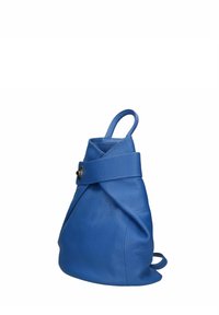 Blå läderryggsäck med en strukturell design, topphandtag, justerbara remmar och ett vridlås. Strukturerad yta.