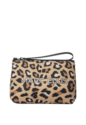 Petite pochette zippée avec motif léopard et sangle noire pour poignet, portant un grand texte "MARC ELLIS" à l'avant.