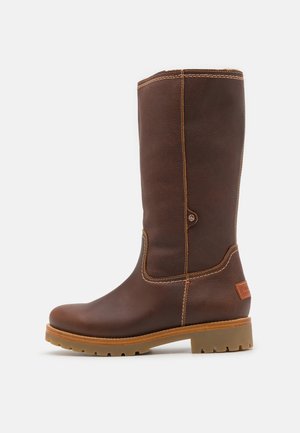 Braune Lederstiefel bis zum Knie mit runder Zehenform, strukturierten Oberflächen, Kontrastnähten und einer Gummisohle mit kleinen Noppen.