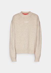 Pull beige tricoté à col rond avec manches longues et poignets, ourlet et col côtelés, avec petit logo blanc "HUGO" sur la poitrine.